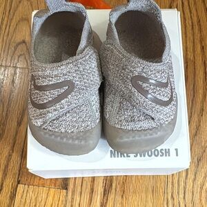 Nike Swoosh 1 flyknit in college grey / mink brown. Size 5 baby infant toddler